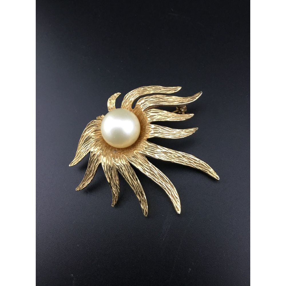 Vintage Tara Brooch Pin Signed Starburst Flower Gold Tone Faux Pearl MCM2"